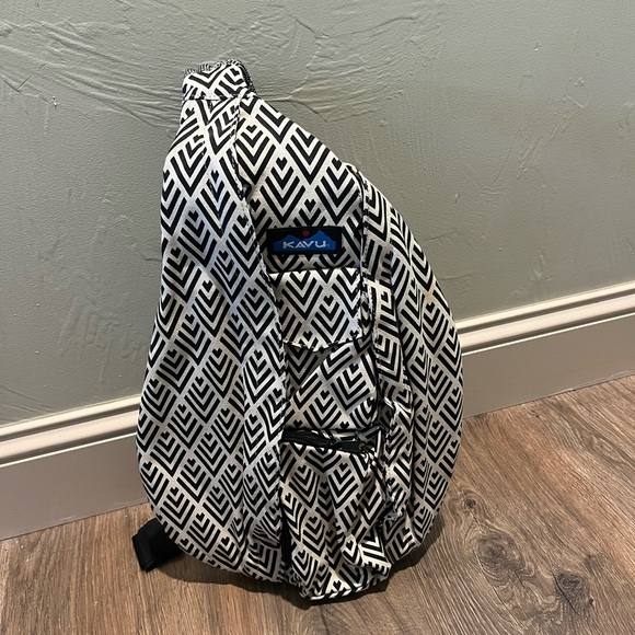 KAVU Black and White crossbody rope Sling Bag NWOT - Picture 1 of 2